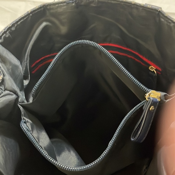 Tommy Hilfiger women’s handbag in like new condition. Mainly navy with white TH - Picture 9 of 10
